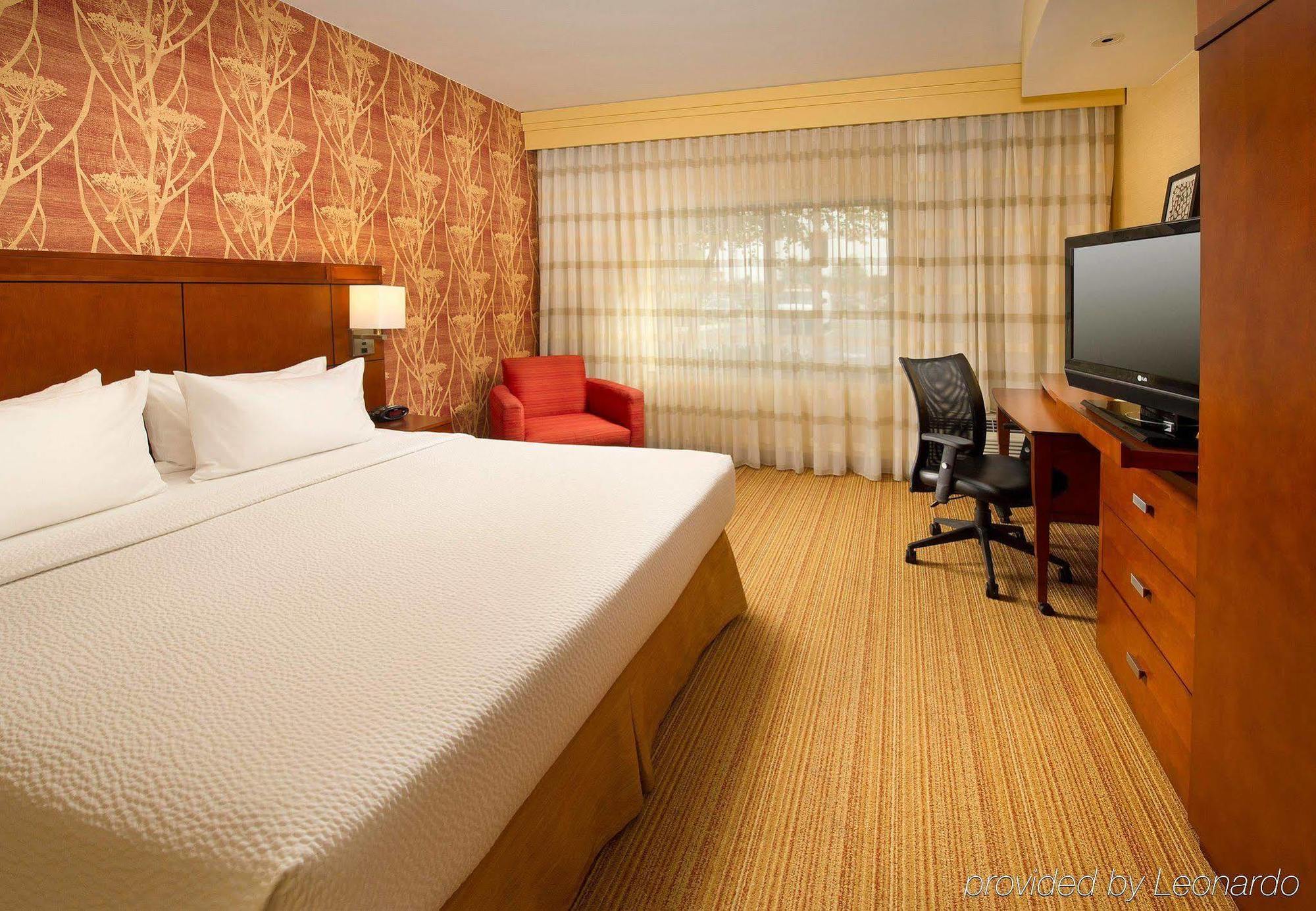 Отель Courtyard By Marriott Уолдорф Экстерьер фото