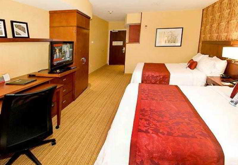 Отель Courtyard By Marriott Уолдорф Экстерьер фото